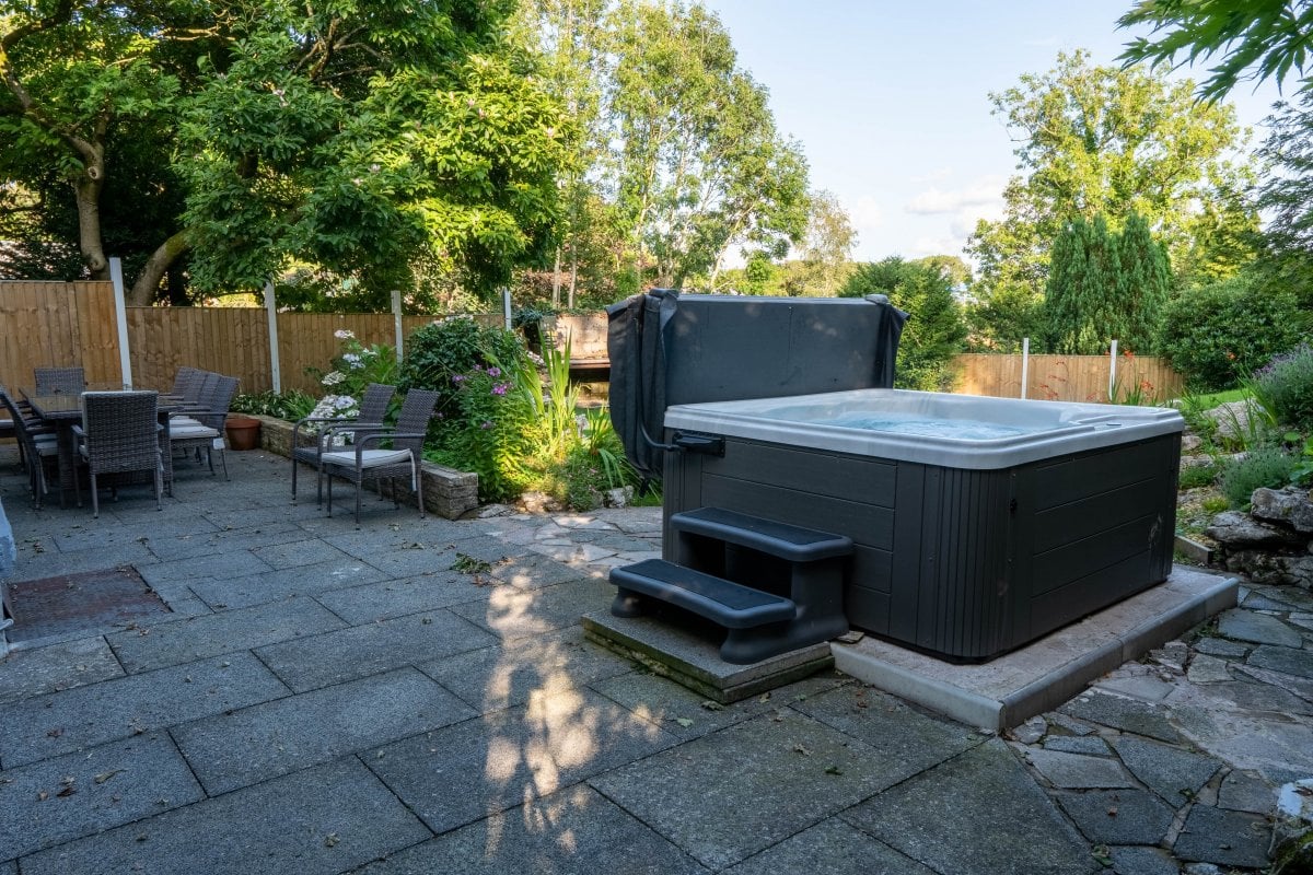 Hot tub in the private garden at Ellie's Lodge